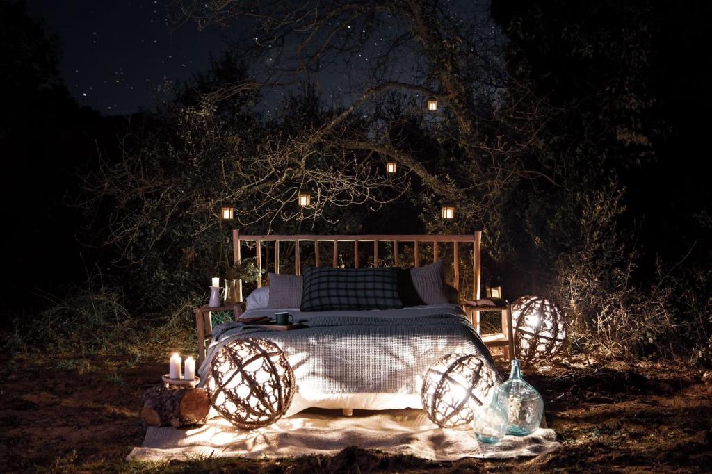 Vilassar de DaltNits de Bosc的夜晚在院子里被灯光覆盖的床