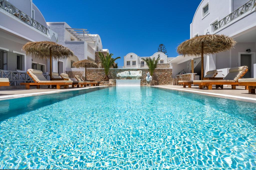 卡马利Kalya Suites的度假酒店内带躺椅的游泳池
