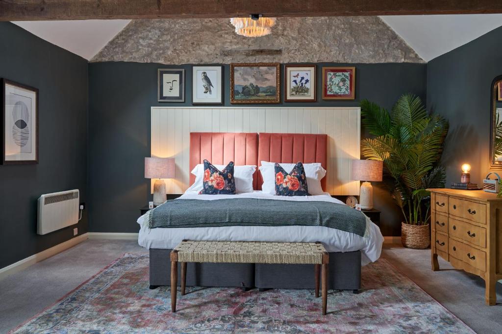 Langford兰福德旅馆的一间卧室配有一张带蓝色墙壁的大床