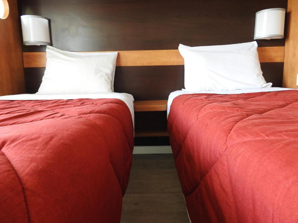 孔夫朗-圣奥诺里讷夫朗 - 圣 - 霍诺普瑞米尔经典酒店的两张睡床彼此相邻,位于一个房间里