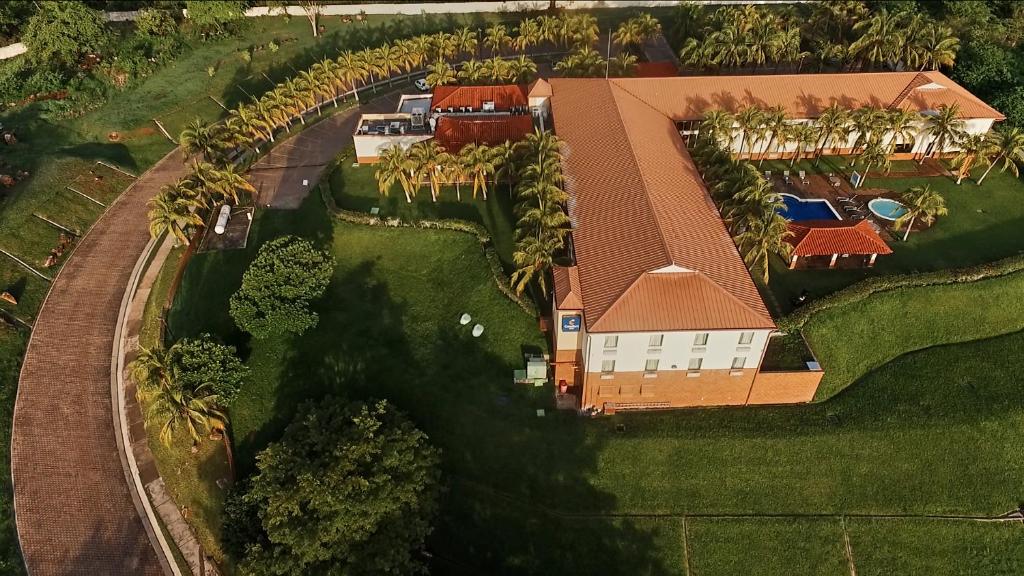 拉乌尼翁利尔拉乌尼翁康福特茵酒店的棕榈树房屋的空中景致