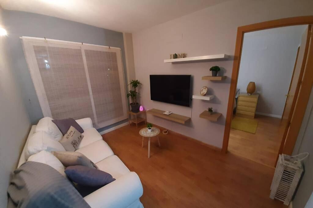 圣克鲁斯-德特内里费Apartamento moderno Timanfaya的客厅配有白色沙发和平面电视。