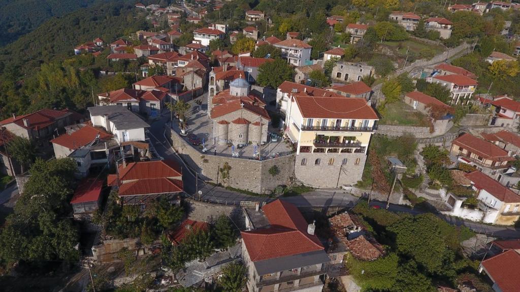 IsarisHotel Isaraiko Spiti Agia Theodora的享有城堡小镇的空中景致