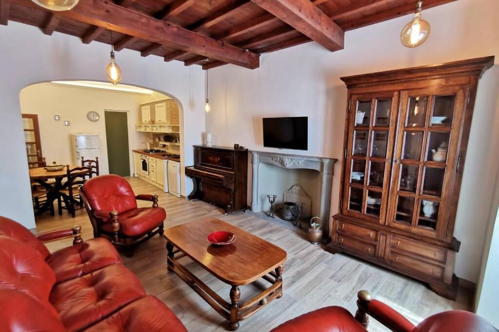 基安蒂格雷夫Casa Alda - magica vista sulla Piazza di Greve的客厅配有沙发和桌子