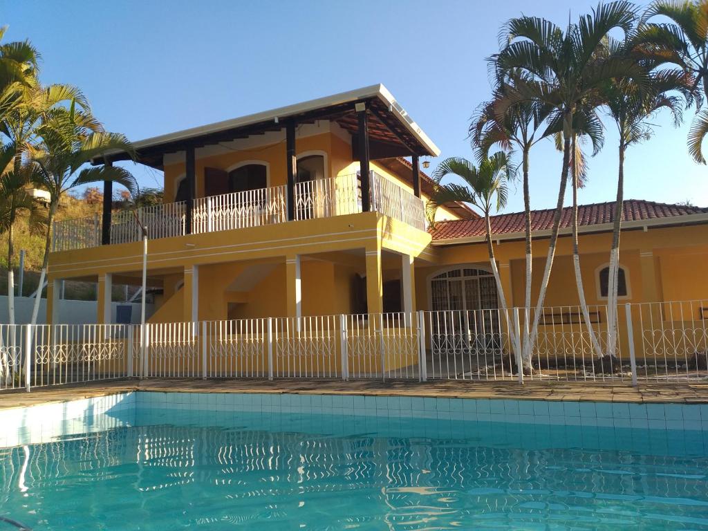 迈林克Sitio Recanto da Alegria - MAIRINQUE的房屋前有游泳池的房子