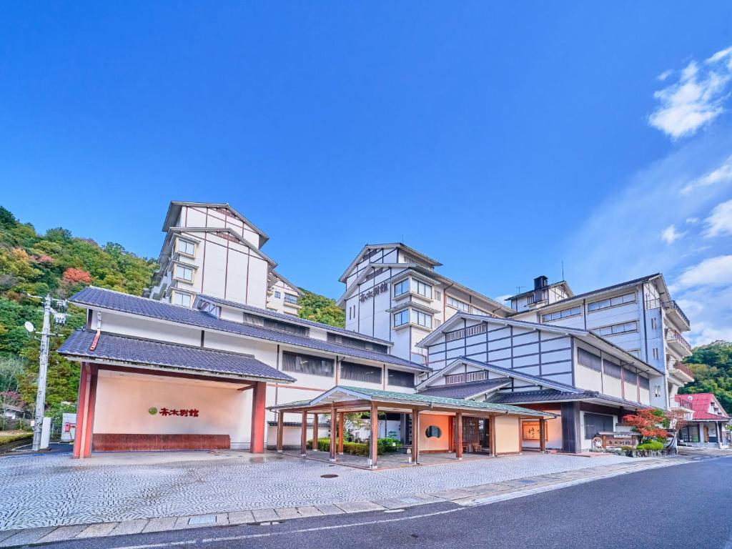 三朝町Yukai Resort Premium Saiki Bekkan的建筑前的街道上的建筑物
