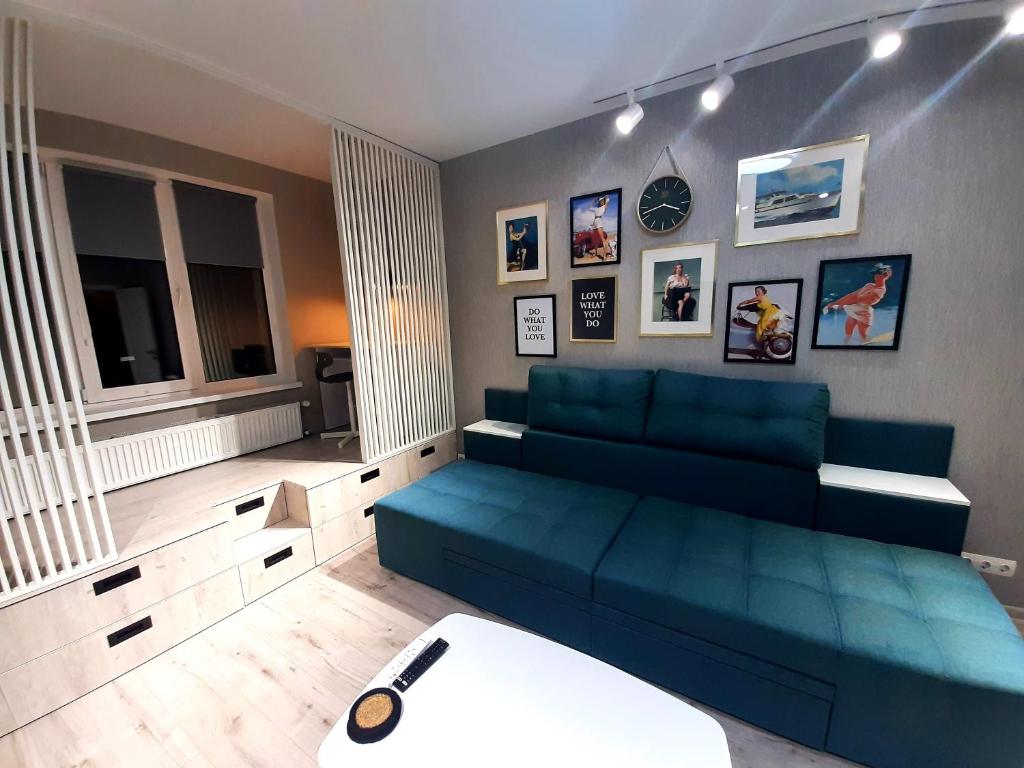 伊尔平Relax Point Plus Apartment的客厅里设有蓝色沙发