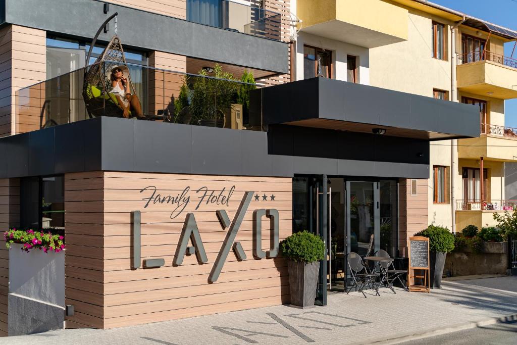 奥布佐尔Family Hotel LAXO的一间商店,上面有读到快乐半美那的标牌