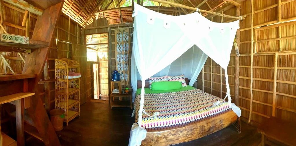 Tapokreng阿特天然民宿的竹屋中带一张床的卧室