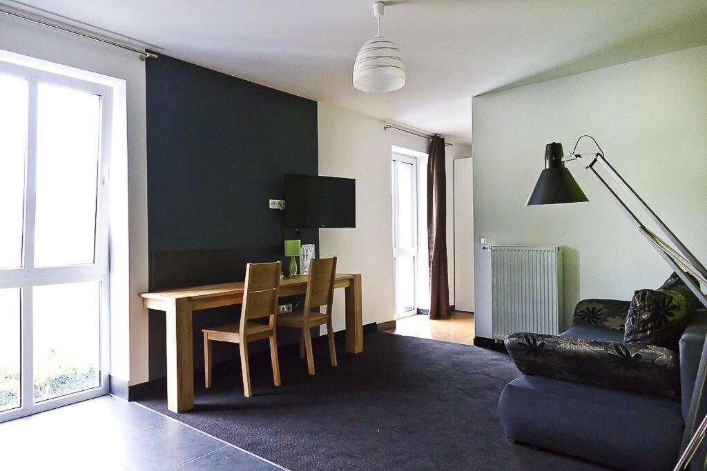 比勒费尔德1,5 Zimmer City-Apartment-Bielefeld的客厅配有桌子和沙发