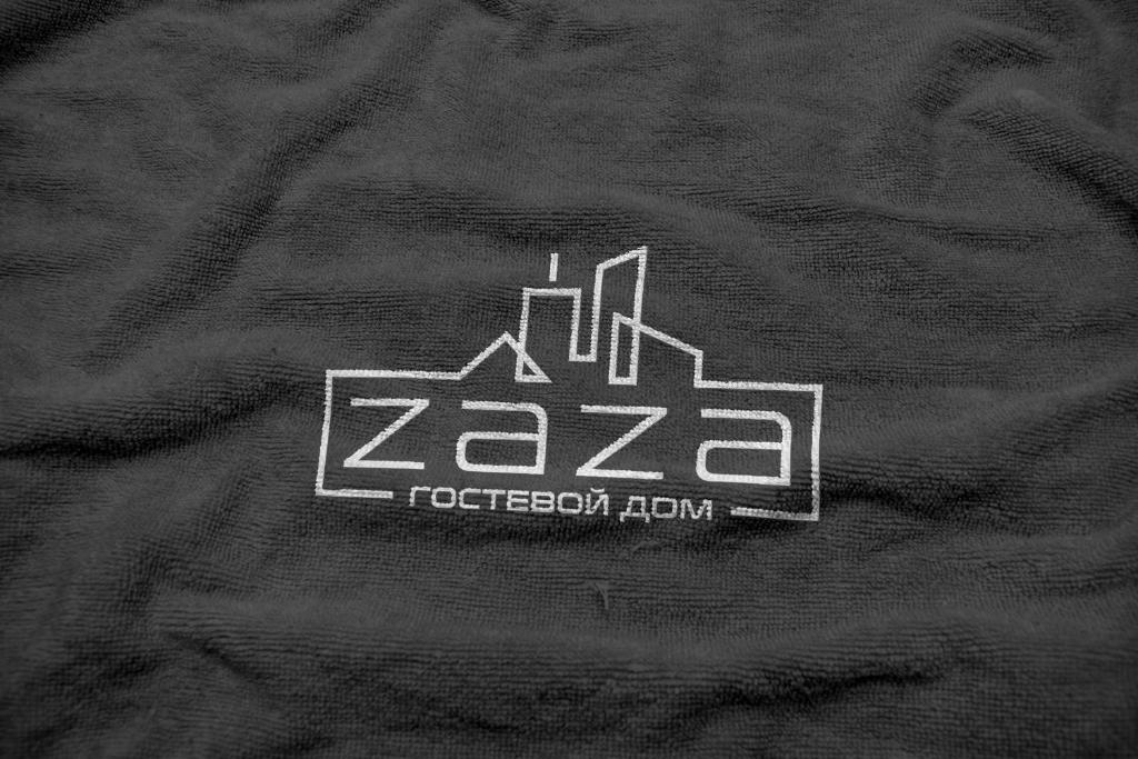 科布列季ZAZA Guest House的黑色衬衫上贴着零标志