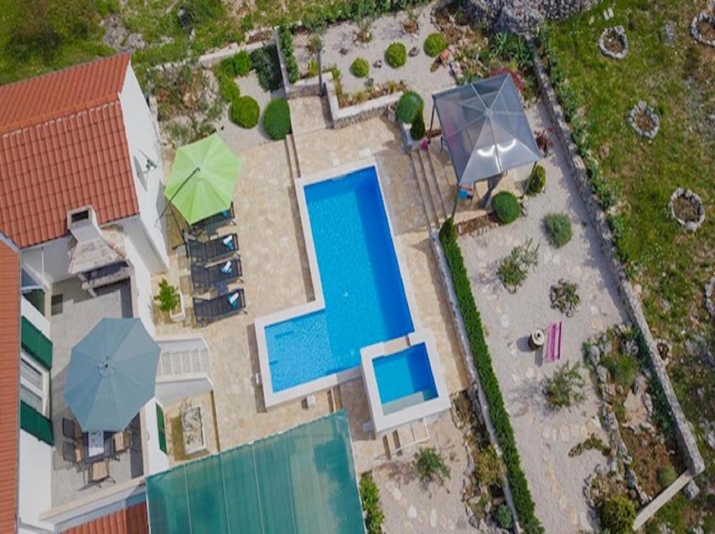 DračevicaHoliday Home Ela的游泳池和遮阳伞的顶部景色