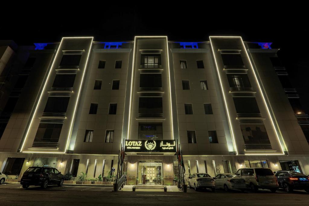 吉达Lotaz Hotel Suites - Al Salamah的一座建筑,晚上停在前面