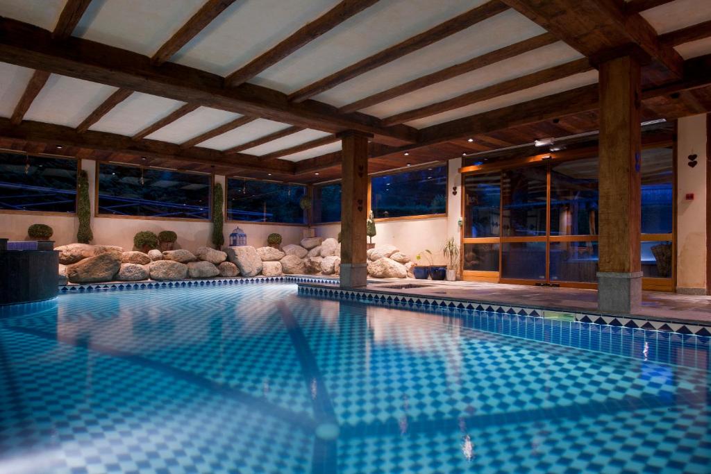 夏蒙尼-勃朗峰Les Grands Montets Hotel & Spa的一座大型游泳池,