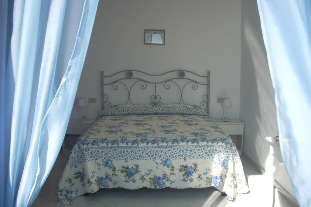 普莱伊亚诺Sea&sky的一间卧室配有一张带蓝色和白色棉被的床
