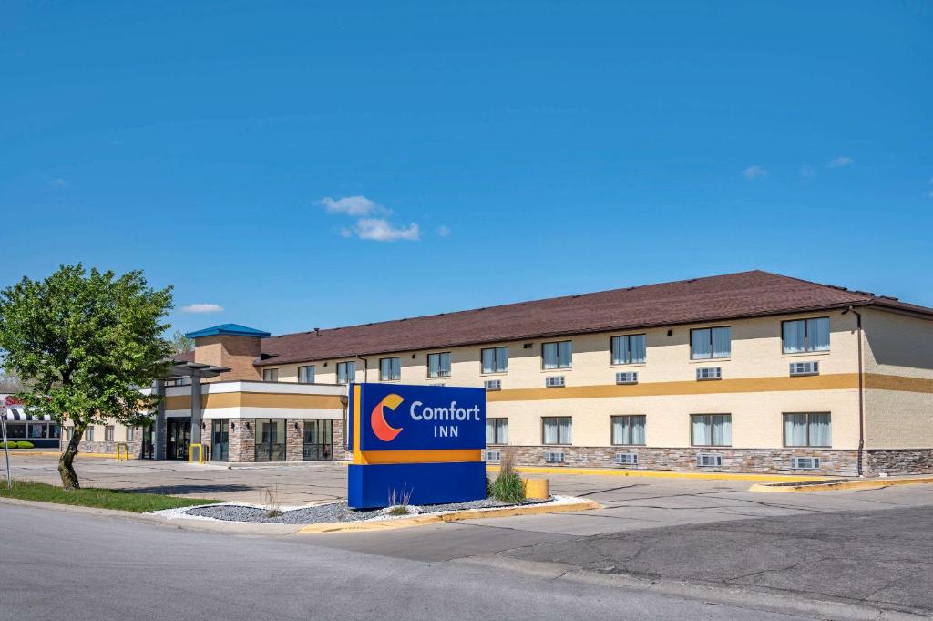 科科莫Comfort Inn Near Kokomo Speedway的建筑前一个充满信心的旅馆标志