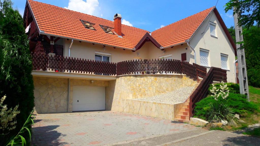 代姆延Sókristály Vendégház的一个带车库和红色屋顶的房子