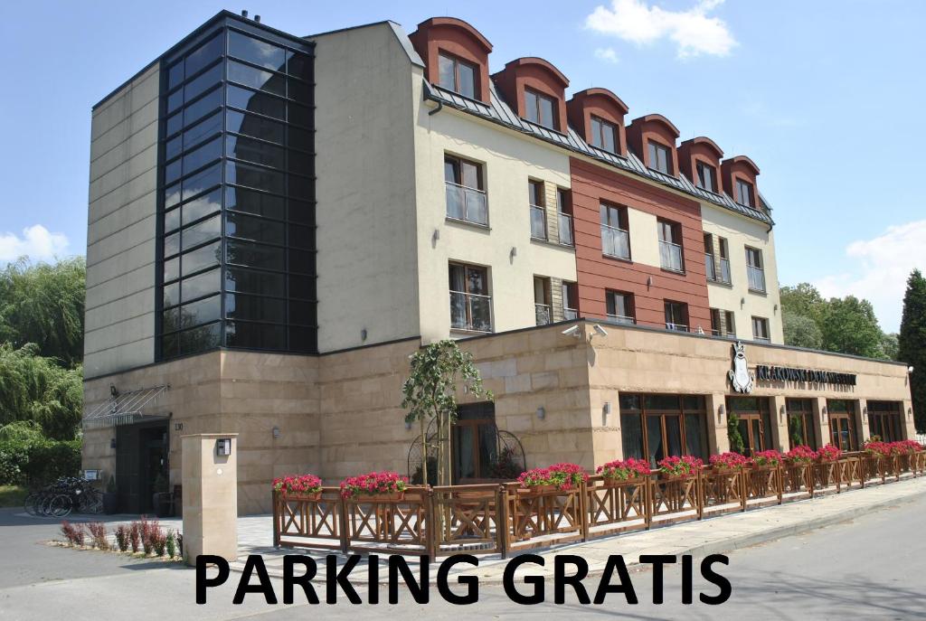 克拉科夫Hotel Zakliki的带有免费阅读停车标志的建筑