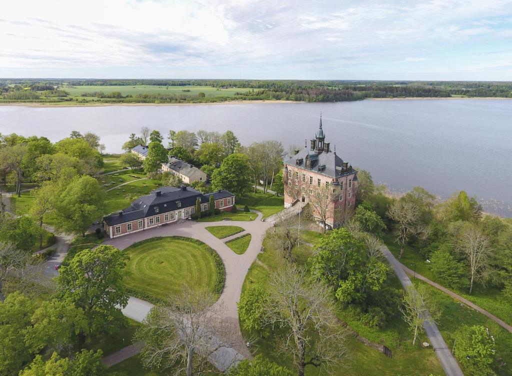 VikWiks Slott的享有湖畔城堡的空中景色