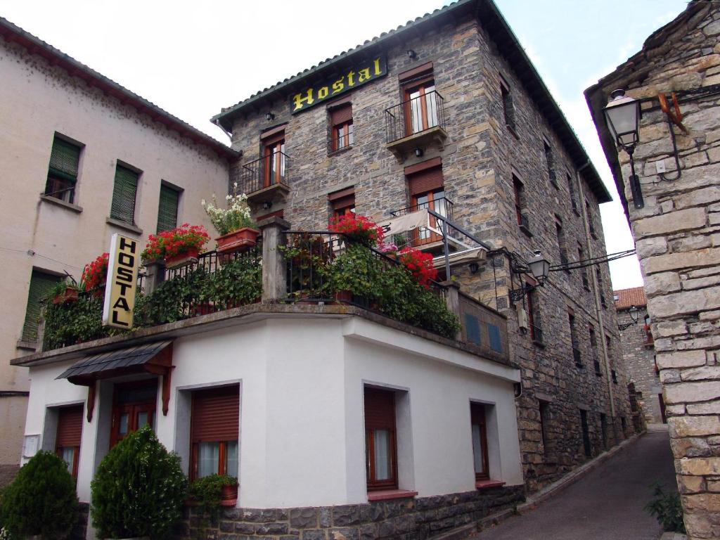 萨尔维塞Hostal Pirineos Sarvisé的一座带鲜花阳台的建筑