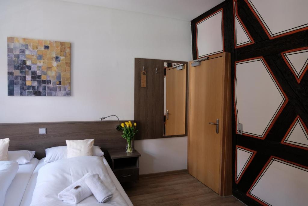 巴特温普芬Gästehaus zur Sonne的一间卧室设有两张带白色床单的床和窗户。