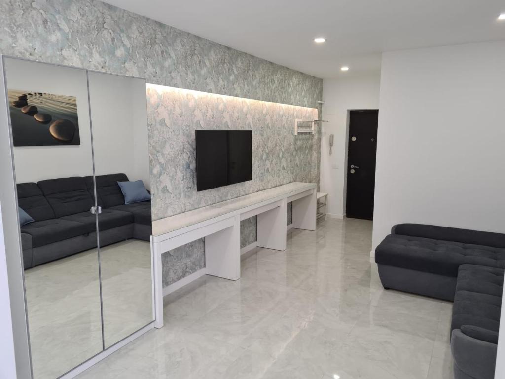 北马马亚-讷沃达里Apartament cu Terasa的客厅配有沙发和墙上的电视