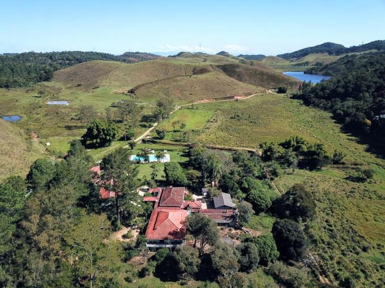 伊皮亚巴斯Hotel Fazenda Sao Sebastiao的山丘上房屋的空中景致