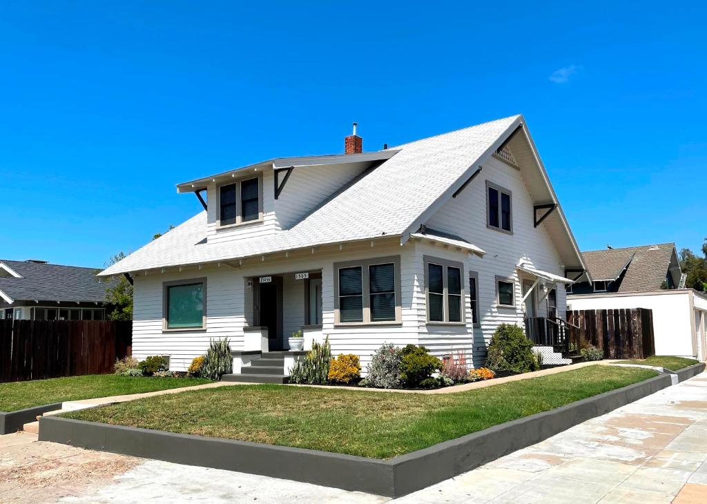 圣地亚哥Fern House South Park Craftsman的白色房子,有灰色的屋顶