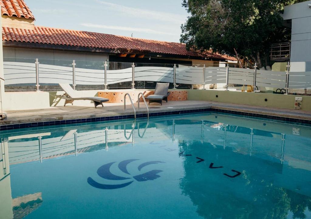 墨西卡利卡拉菲亚酒店的一座房子前面的蓝色海水游泳池