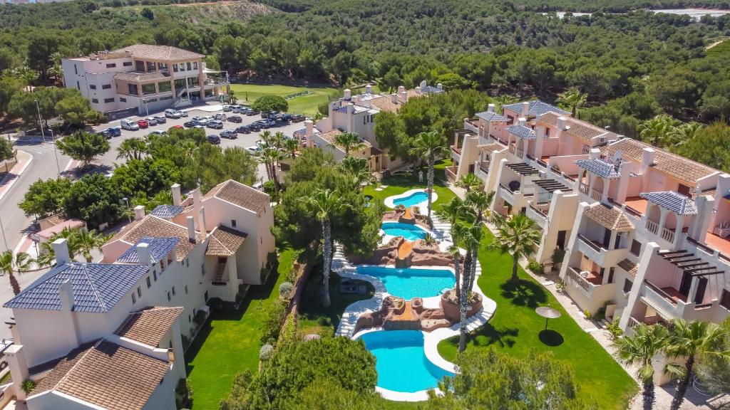 维拉科斯塔Appartement Orihuela Costa Golf, Las Ramblas的享有带游泳池的度假村的空中景致
