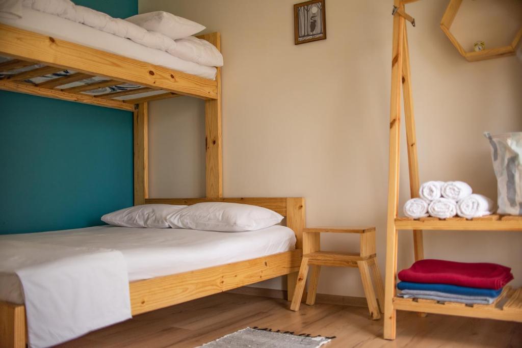 乌雷基Cottages in Kaprovani "Family nest"的一间卧室设有两张双层床和梯子
