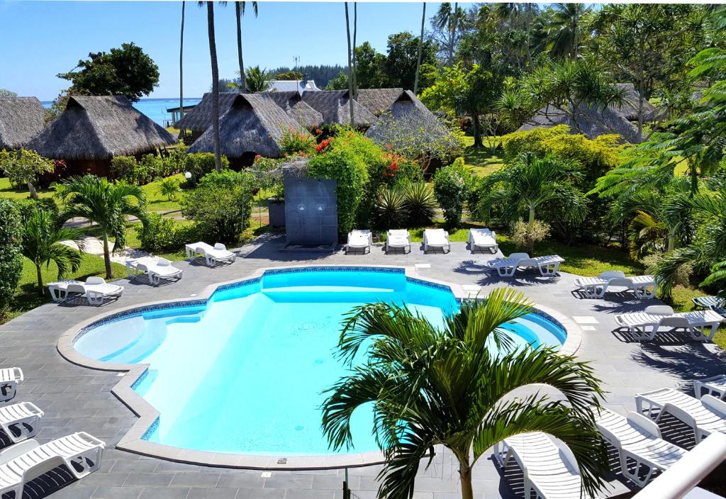 帕佩托艾芙蓉酒店的一个带椅子的游泳池,一个度假胜地
