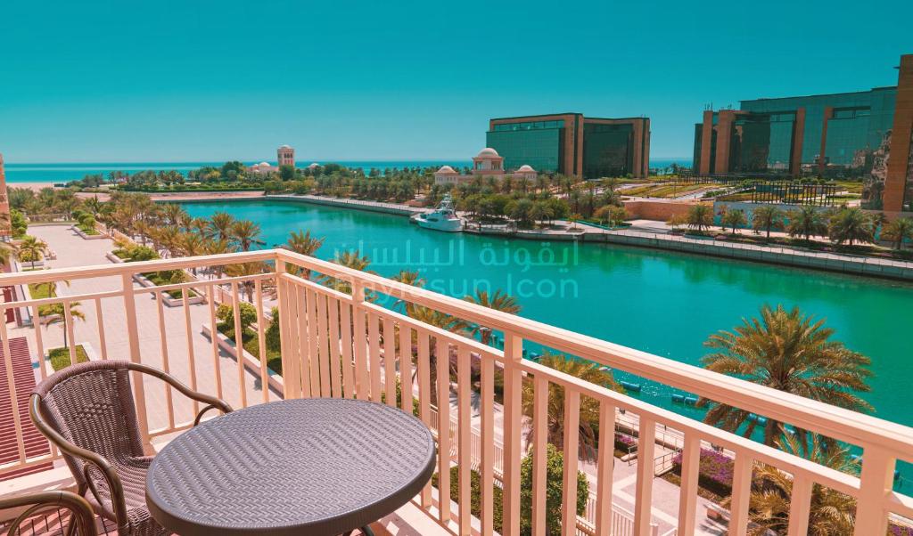阿卜杜勒国王经济城Baylasun Icon的阳台配有桌子,享有水景