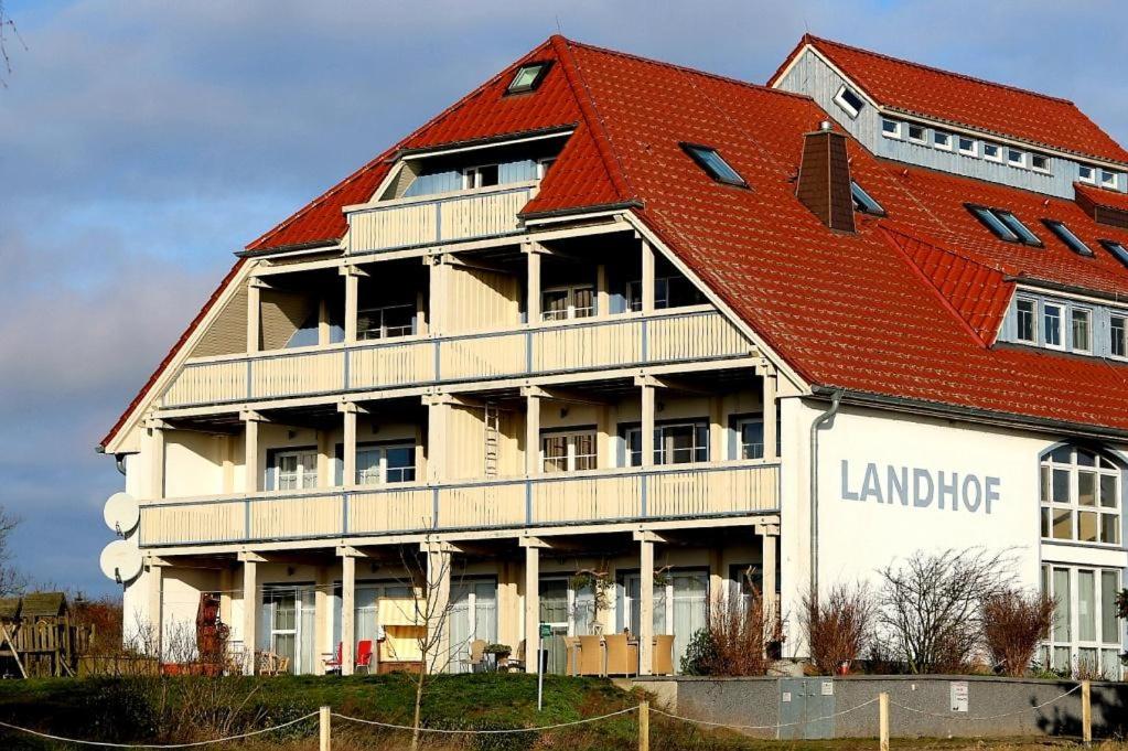施托尔佩奥夫乌塞多姆Der Landhof Weide的一座白色的大建筑,有红色的屋顶