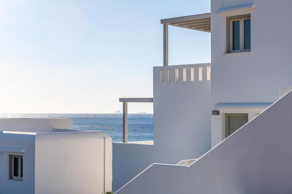 Livadi AstypalaiasRemezzo Bayfront Suites的享有海景。