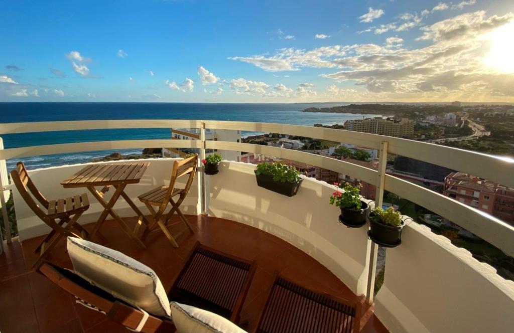 波尔蒂芒3 Castelos Sunset - Praia da Rocha的一个带桌椅的海景阳台