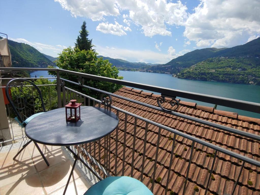 布里维奥CasAle sul Lago di Como的湖景阳台的桌子