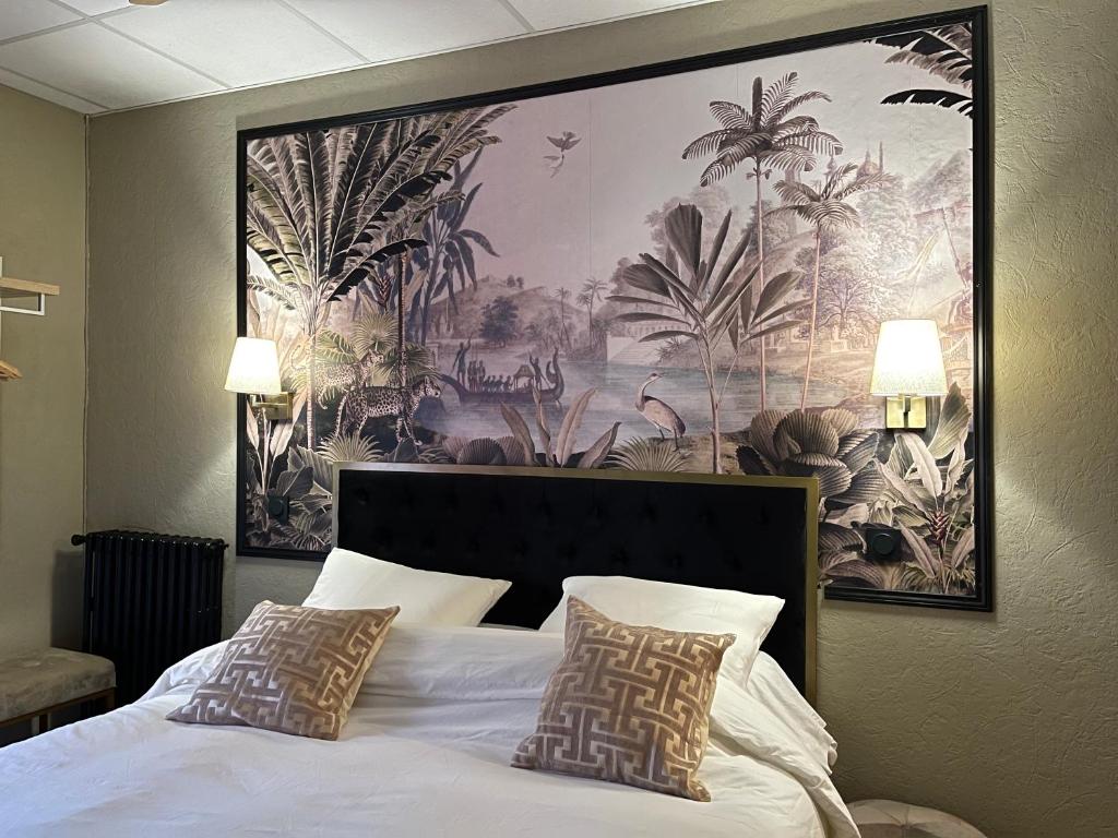 尼翁Coco Marco Hôtel的卧室配有一张带枕头的床上方大画