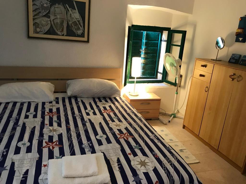 斯塔里格勒House Beatrix的一间卧室配有带条纹毯子的床