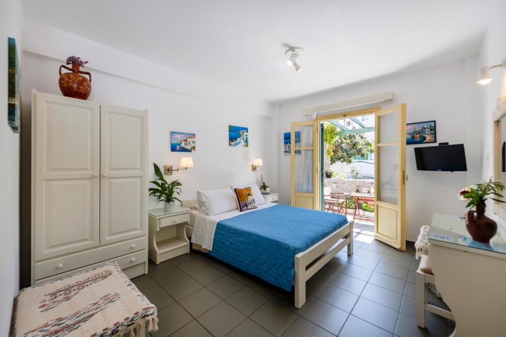 帕罗奇亚玛格丽塔公寓酒店的一间卧室设有蓝色的床和一个阳台