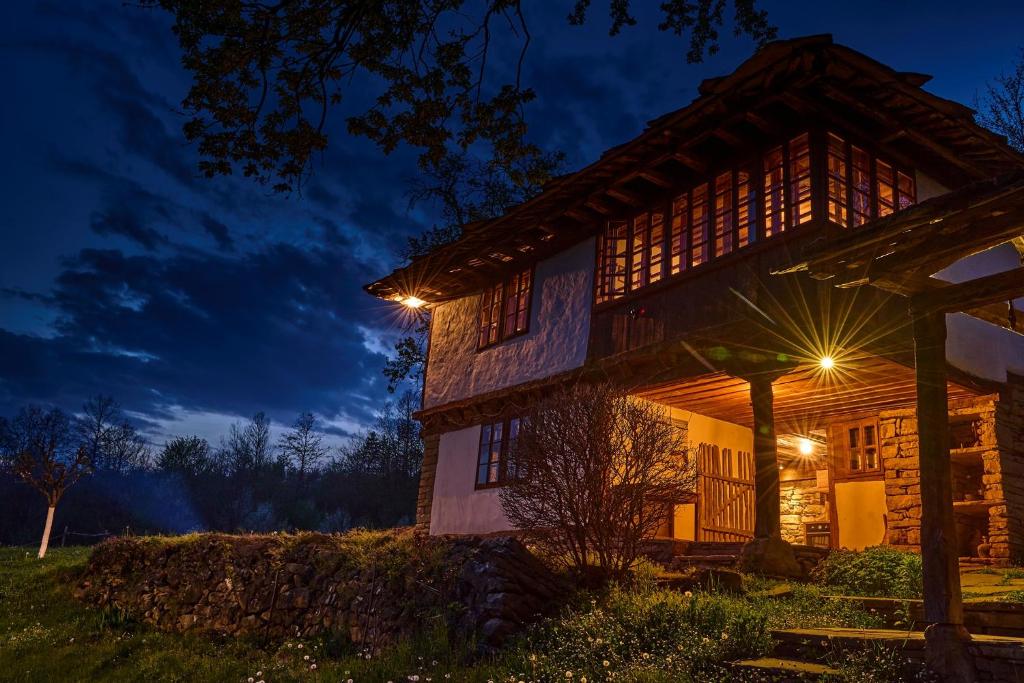 阿普里尔齐Karashka house的夜间有灯的木屋