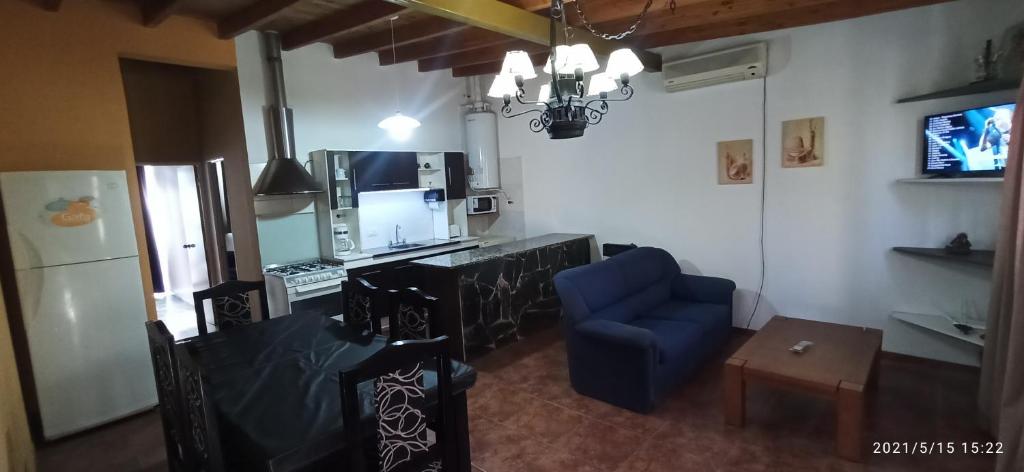 门多萨Los Nietos Temporario的客厅配有蓝椅和电视