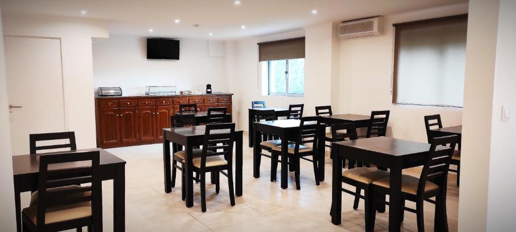 比索达雷加Residencial Douro的一间带桌椅的用餐室和一间厨房