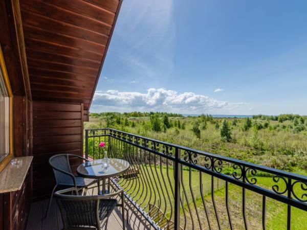 亚斯塔尔尼亚Morska Fala的设有一个配有桌椅并享有美景的阳台。