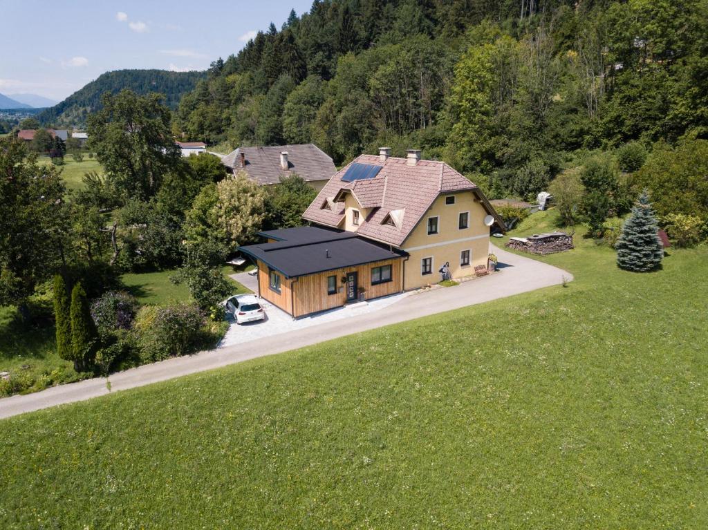 雷丹尼茨恩Haus mit Herz的享有山景的房屋的空中景致