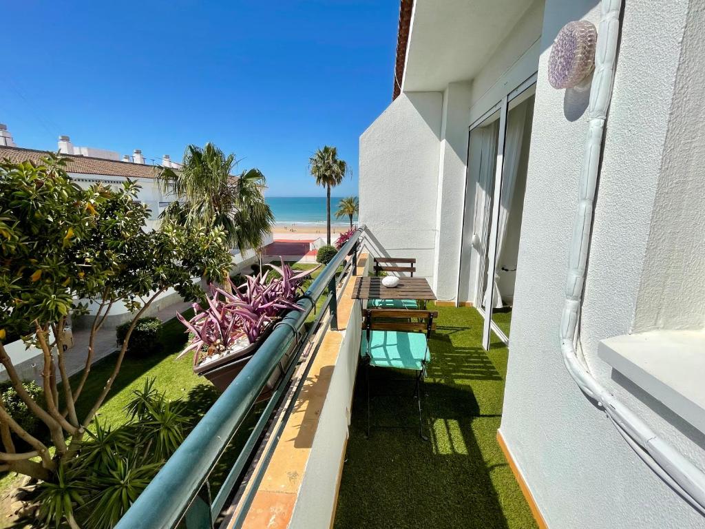 奇克拉纳－德拉弗龙特拉Apartamento La Barrosa的享有海滩景色的建筑阳台