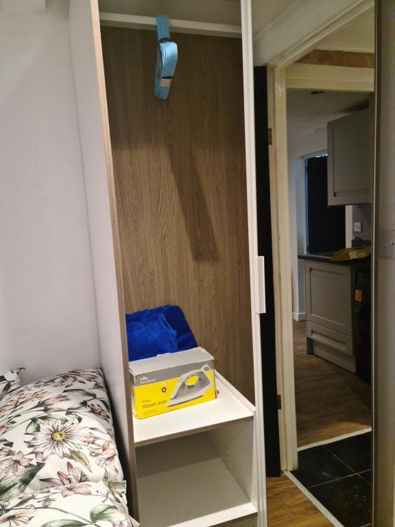 伦敦Exclusive Private One Bedroom Suite的房间里的架子上的一个黄色盒子