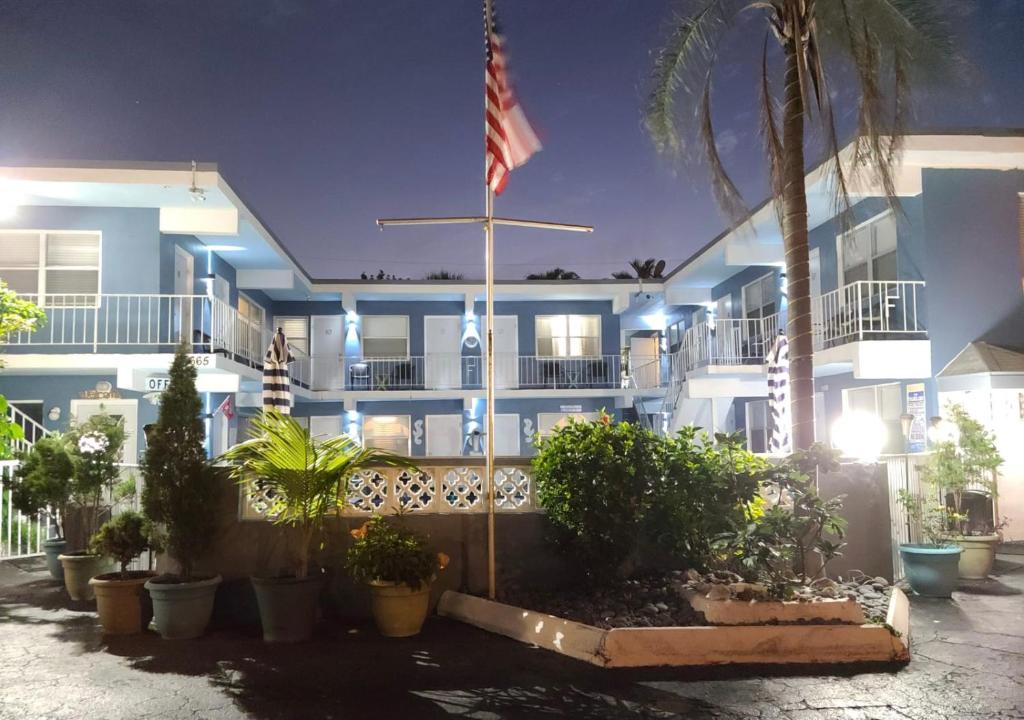 迪尔菲尔德海滩Ashley Brooke Beach Resort的前面有美国国旗的建筑