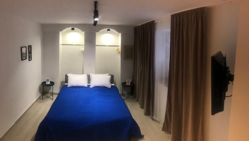 斯科普里City Centre One的一间卧室配有蓝色的床和两个枕头