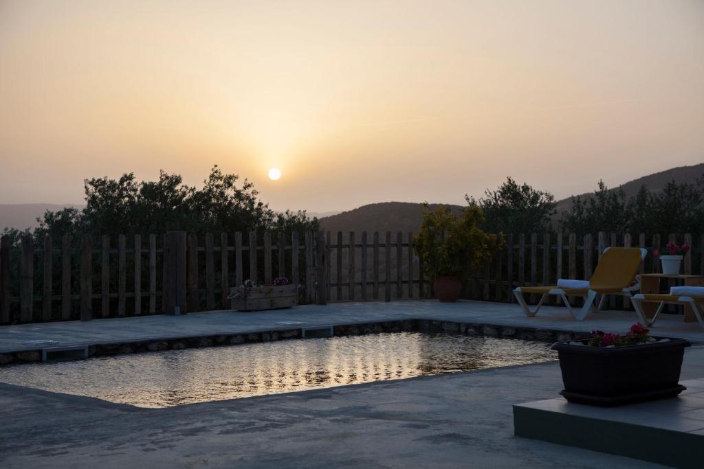 FaraklataVilla Filyra的后院,带游泳池,背面有日落